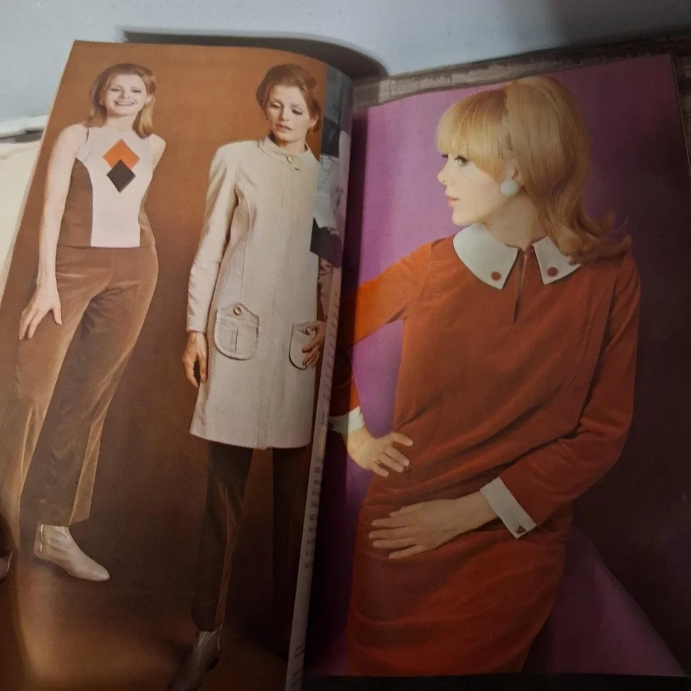 Rare Vintage Singer Showcase 1966 Magazine‎ Mod Fashion Full Color